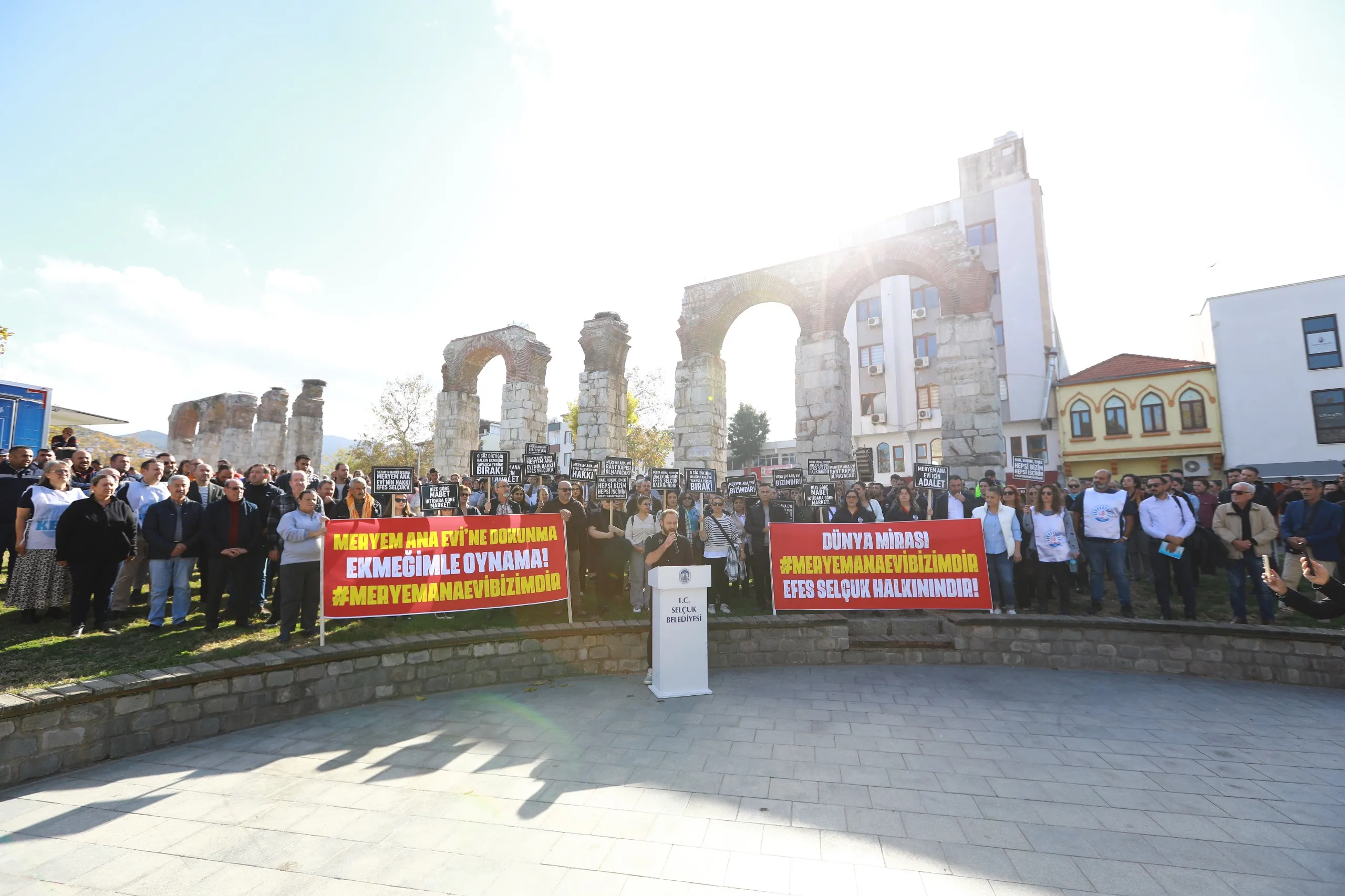 Efes Selçuk'un simgelerinden biri olan Meryem Ana Evi otoparkının gelirlerinin belediyeden alınmak istenmesi, ilçede büyük bir tepkiyle karşılandı. Belediye emekçileri ve halk  mücadeleye başladı.