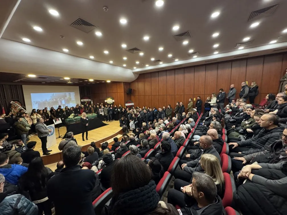 Ege Üniversitesi Devlet Türk Musikisi Konservatuvarı'nın sevilen isimlerinden Tufan Güldaş'ı kaybetmenin derin üzüntüsü yaşanıyor. Güldaş, 30 yılı aşkın süredir konservatuvarda görev yapmıştı.