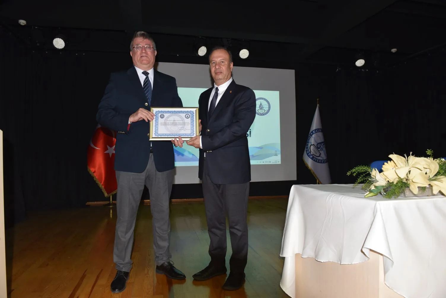 Ege Üniversitesi, öğretmenlerin gününü özel bir etkinlikle kutladı. Etkinlikte konuşan dekan, öğretmenliğin sadece bir meslek değil, aynı zamanda bir sorumluluk olduğunu vurguladı.