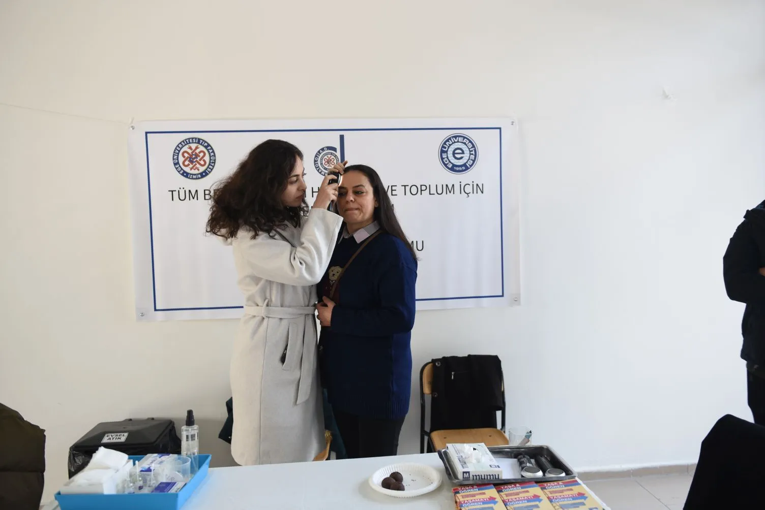 Cildinizdeki benler hakkında merak ettiğiniz her şey için doğru adrestesiniz! Ege Üniversitesi'nde düzenlenen sempozyumda, uzmanlar tarafından benler hakkında detaylı bilgiler verildi. 