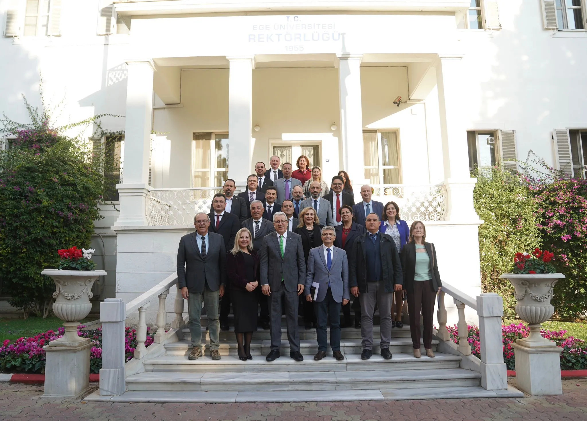 Ege Üniversitesi, geleceğin mühendislerini yetiştiriyor! Tire Kutsan Meslek Yüksekokulu'nun TOSBİ'ye taşınmasıyla öğrenciler, teorik bilgileri pratiğe dökme fırsatı buluyor.