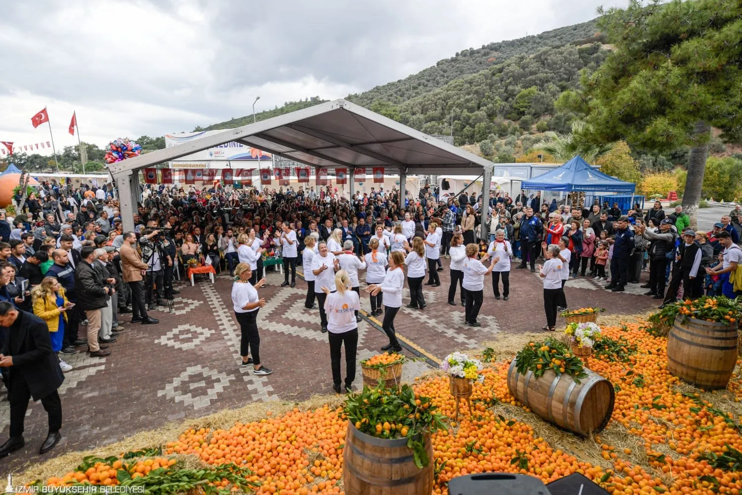 İzmir Büyükşehir Belediye Başkanı Cemil Tugay, Gümüldür Mandalina Festivali’nde tarımın önemine dikkat çekerek, “Çiftçimize yılda 250 milyon lira destek sağlıyoruz” dedi.