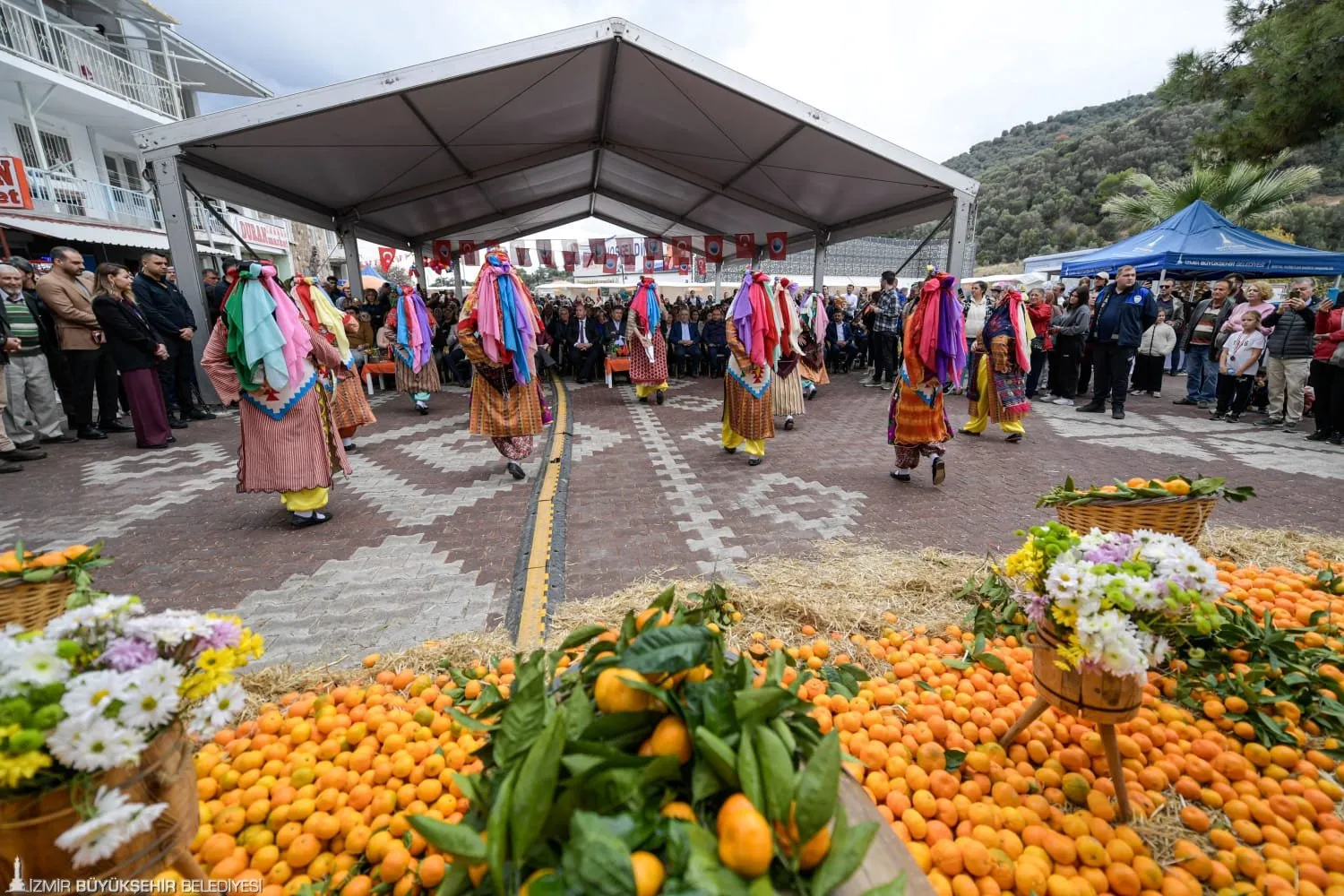 İzmir Büyükşehir Belediye Başkanı Cemil Tugay, Gümüldür Mandalina Festivali’nde tarımın önemine dikkat çekerek, “Çiftçimize yılda 250 milyon lira destek sağlıyoruz” dedi.