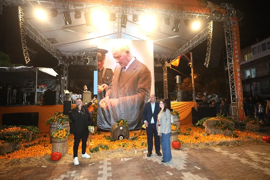 Menderes Belediyesi, Gümüldür'de Geleneksel Mandalina Festivali'ni düzenledi. İki gün süren etkinlikte konserler, yarışmalar ve çevre bilinci çalışmaları ile coşku doruğa çıktı.