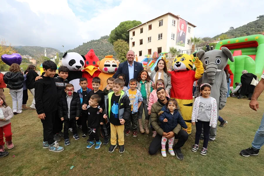 Menderes Belediyesi, Gümüldür'de Geleneksel Mandalina Festivali'ni düzenledi. İki gün süren etkinlikte konserler, yarışmalar ve çevre bilinci çalışmaları ile coşku doruğa çıktı.