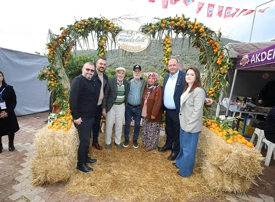 Menderes Belediyesi, Gümüldür'de Geleneksel Mandalina Festivali'ni düzenledi. İki gün süren etkinlikte konserler, yarışmalar ve çevre bilinci çalışmaları ile coşku doruğa çıktı.