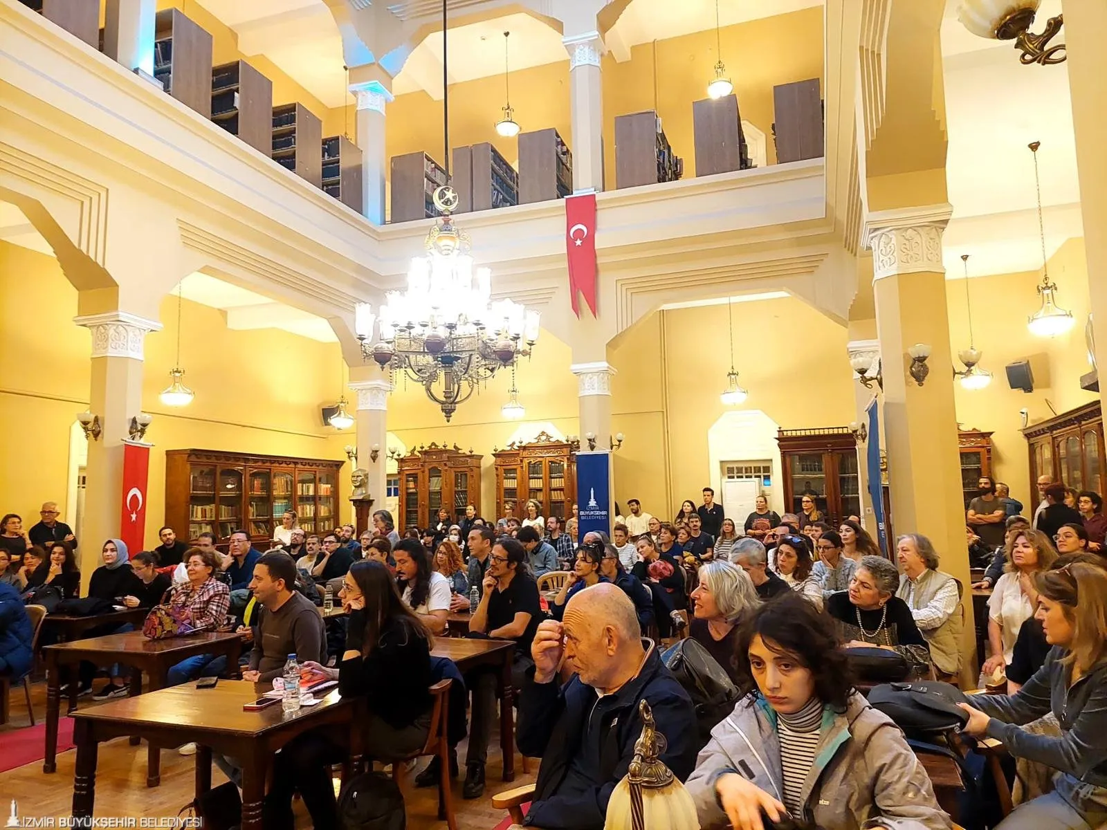 İzmir Büyükşehir Belediyesi’nin düzenlediği Edebiyat Söyleşileri’nde usta yazar Gündüz Vassaf, son romanı "Ressamın İsyanı" üzerine kitapseverlerle bir araya geldi, umut ve sanat üzerine konuştu.