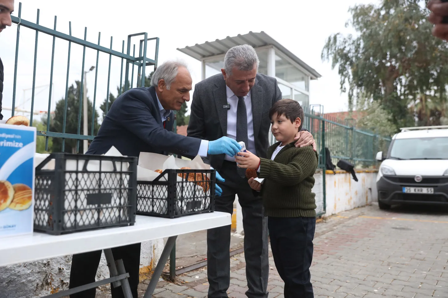 Güzelbahçe Belediyesi, ilçedeki devlet okullarında öğrencilere her sabah süt ve poğaça dağıtımına başladı. Başkan Mustafa Günay, uygulamanın eğitimde başarıyı artırmayı hedeflediğini belirtti.