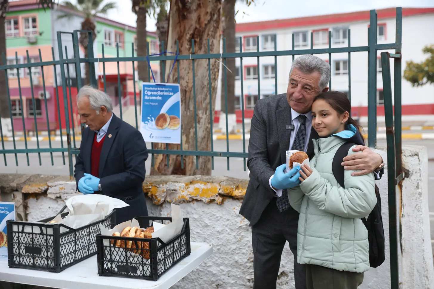 Güzelbahçe Belediyesi, ilçedeki devlet okullarında öğrencilere her sabah süt ve poğaça dağıtımına başladı. Başkan Mustafa Günay, uygulamanın eğitimde başarıyı artırmayı hedeflediğini belirtti.