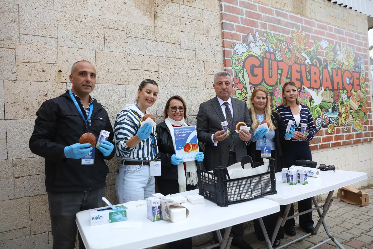 Güzelbahçe Belediyesi, ilçedeki devlet okullarında öğrencilere her sabah süt ve poğaça dağıtımına başladı. Başkan Mustafa Günay, uygulamanın eğitimde başarıyı artırmayı hedeflediğini belirtti.