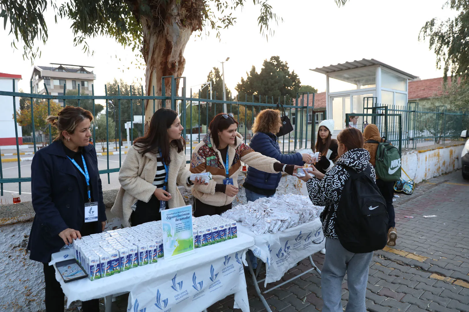 Güzelbahçe Belediyesi, öğrencilerin sağlıklı beslenmesini desteklemek amacıyla yeni bir projeye imza attı. Daha önce başlatılan simit ve süt dağıtımına şimdi kuruyemiş ve meyve de eklendi.