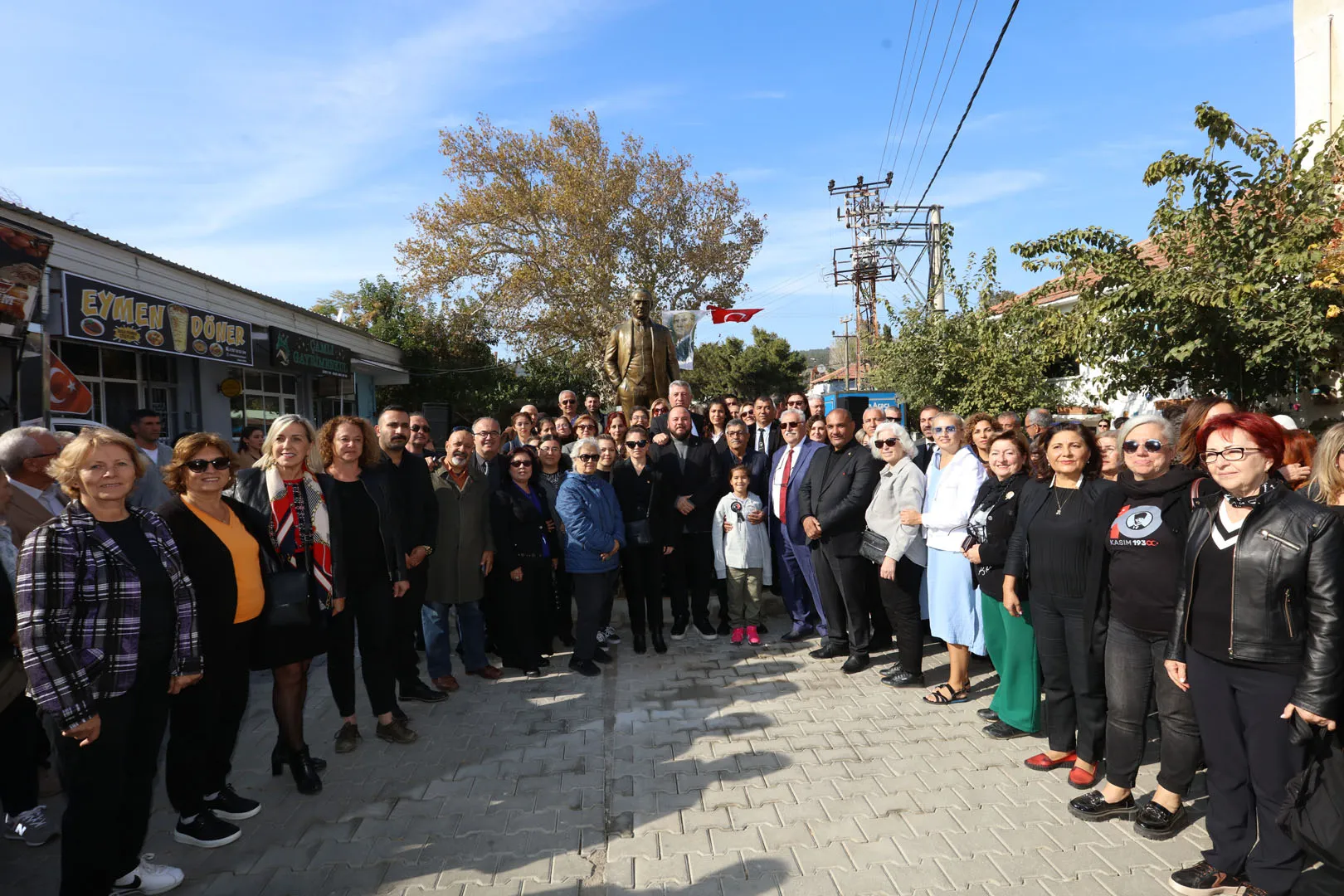 Güzelbahçe Belediyesi, 10 Kasım Atatürk’ü Anma günü için Çamlı Köyü Meydanı’na yeni Atatürk heykelini dikti. Açılışta Başkan Mustafa Günay, CHP İlçe Başkanı Devrim Seyrek ve vatandaşlar yer aldı.