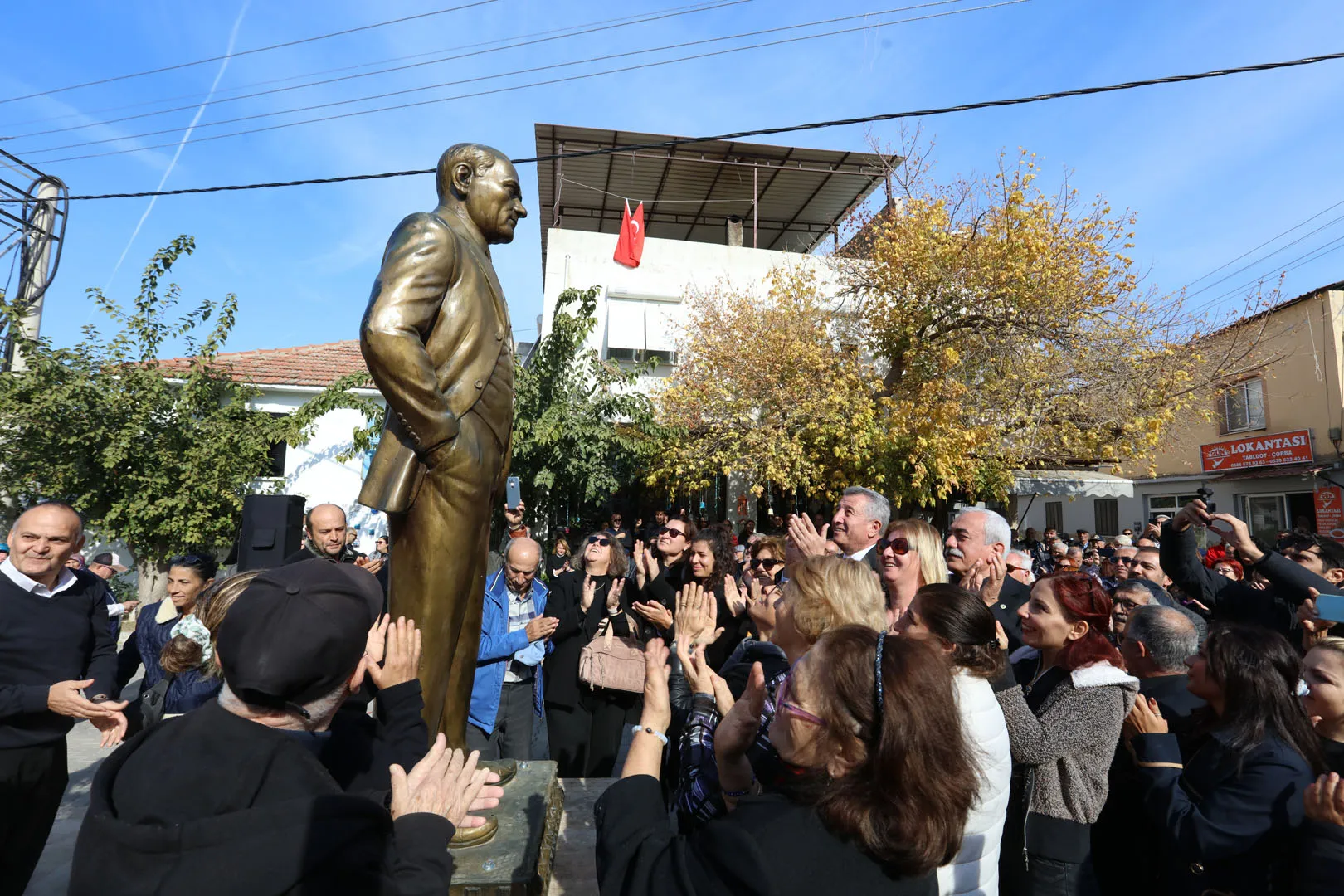 Güzelbahçe Belediyesi, 10 Kasım Atatürk’ü Anma günü için Çamlı Köyü Meydanı’na yeni Atatürk heykelini dikti. Açılışta Başkan Mustafa Günay, CHP İlçe Başkanı Devrim Seyrek ve vatandaşlar yer aldı.