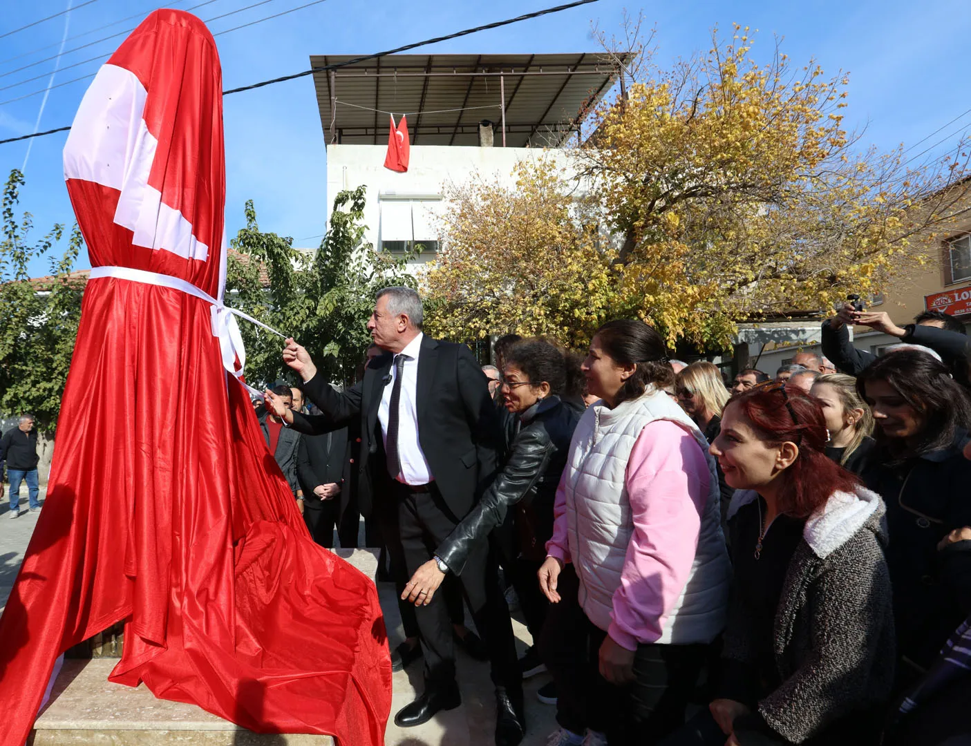 Güzelbahçe Belediyesi, 10 Kasım Atatürk’ü Anma günü için Çamlı Köyü Meydanı’na yeni Atatürk heykelini dikti. Açılışta Başkan Mustafa Günay, CHP İlçe Başkanı Devrim Seyrek ve vatandaşlar yer aldı.