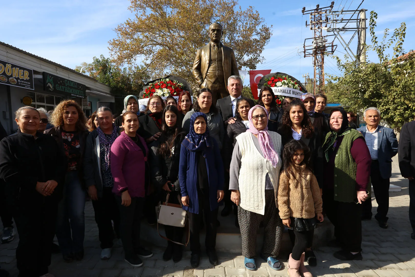 Güzelbahçe Belediyesi, 10 Kasım Atatürk’ü Anma günü için Çamlı Köyü Meydanı’na yeni Atatürk heykelini dikti. Açılışta Başkan Mustafa Günay, CHP İlçe Başkanı Devrim Seyrek ve vatandaşlar yer aldı.