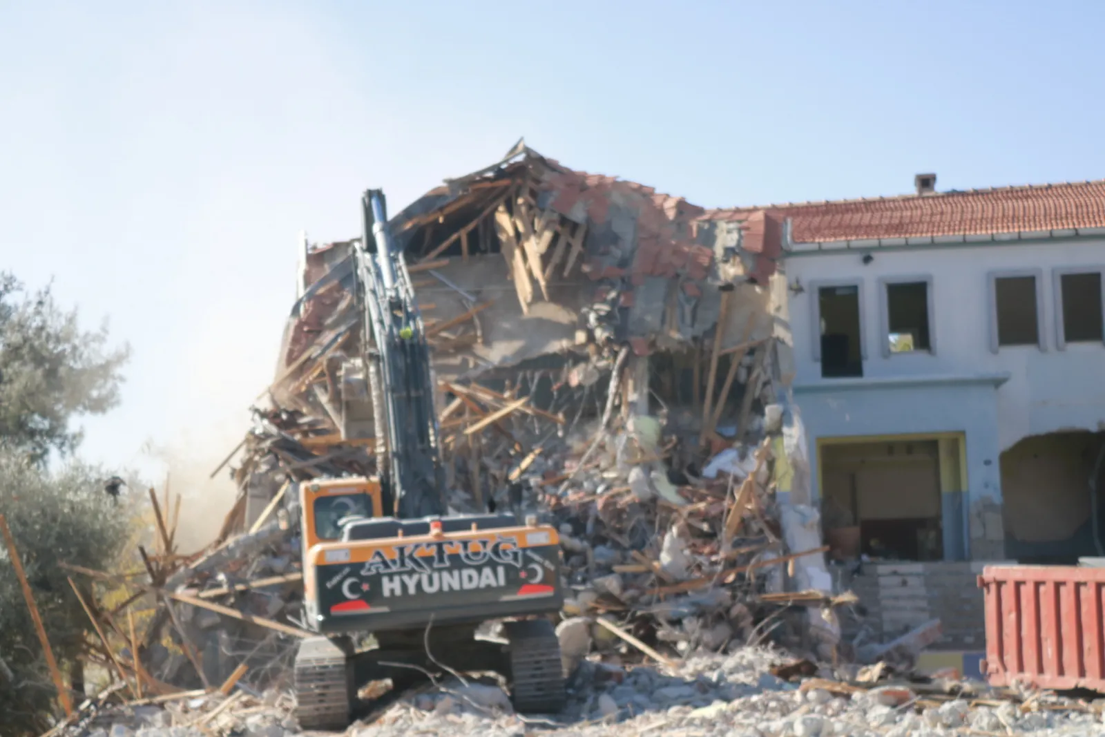 İzmir Foça’da deprem dayanıklılık testi sonucu yıkılmasına başlanan Halim Foçalı Anadolu Otelcilik Lisesi’nin yerine, daha güvenli ve donanımlı bir okul yapılması talep ediliyor.