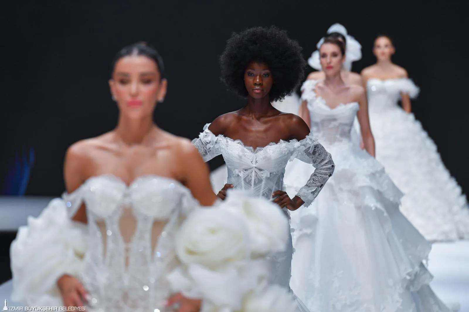 IF Wedding Fashion İzmir, 2025 koleksiyonlarının ilk kez sergilendiği görkemli bir etkinlikle kapılarını açtı. 