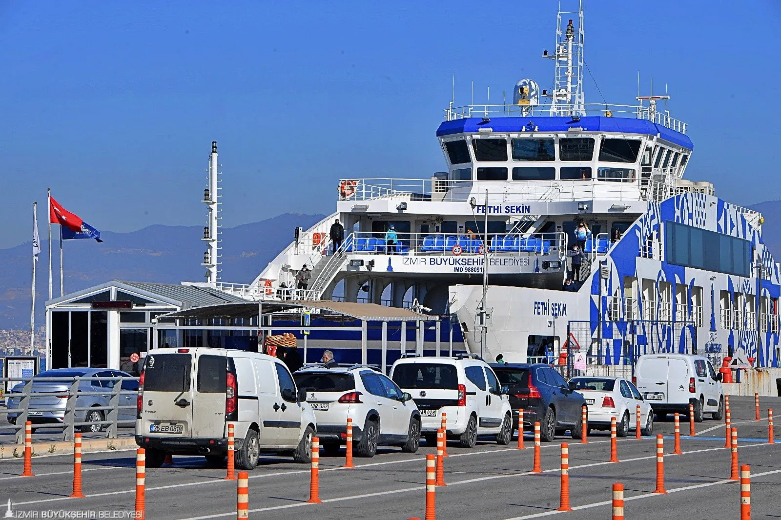 Büyükşehir Belediyesi, İZDENİZ araba vapuru ücretlerinde güncelleme yaptı. Yeni tarife ile birlikte bazı araçlar için zam uygulanırken, otomobiller için hafta içi belirli saatlerde indirim fırsatları.