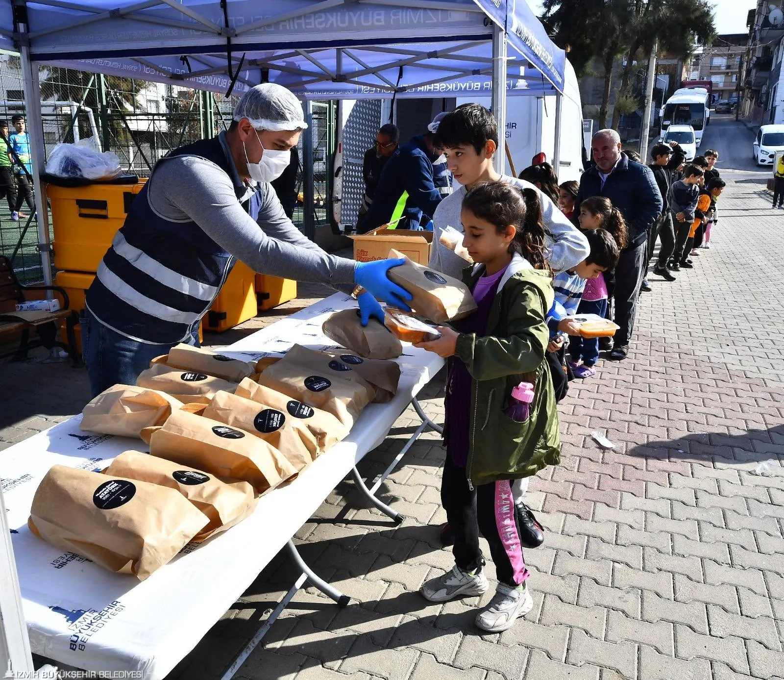 İzmir Büyükşehir Belediyesi, 10 Kasım Atatürk'ü Anma Günü'nde 7 ilçede 10 noktada ve Kent Lokantalarında Atatürk'ün sevdiği yemekleri 5 bin kişiye ikram etti.