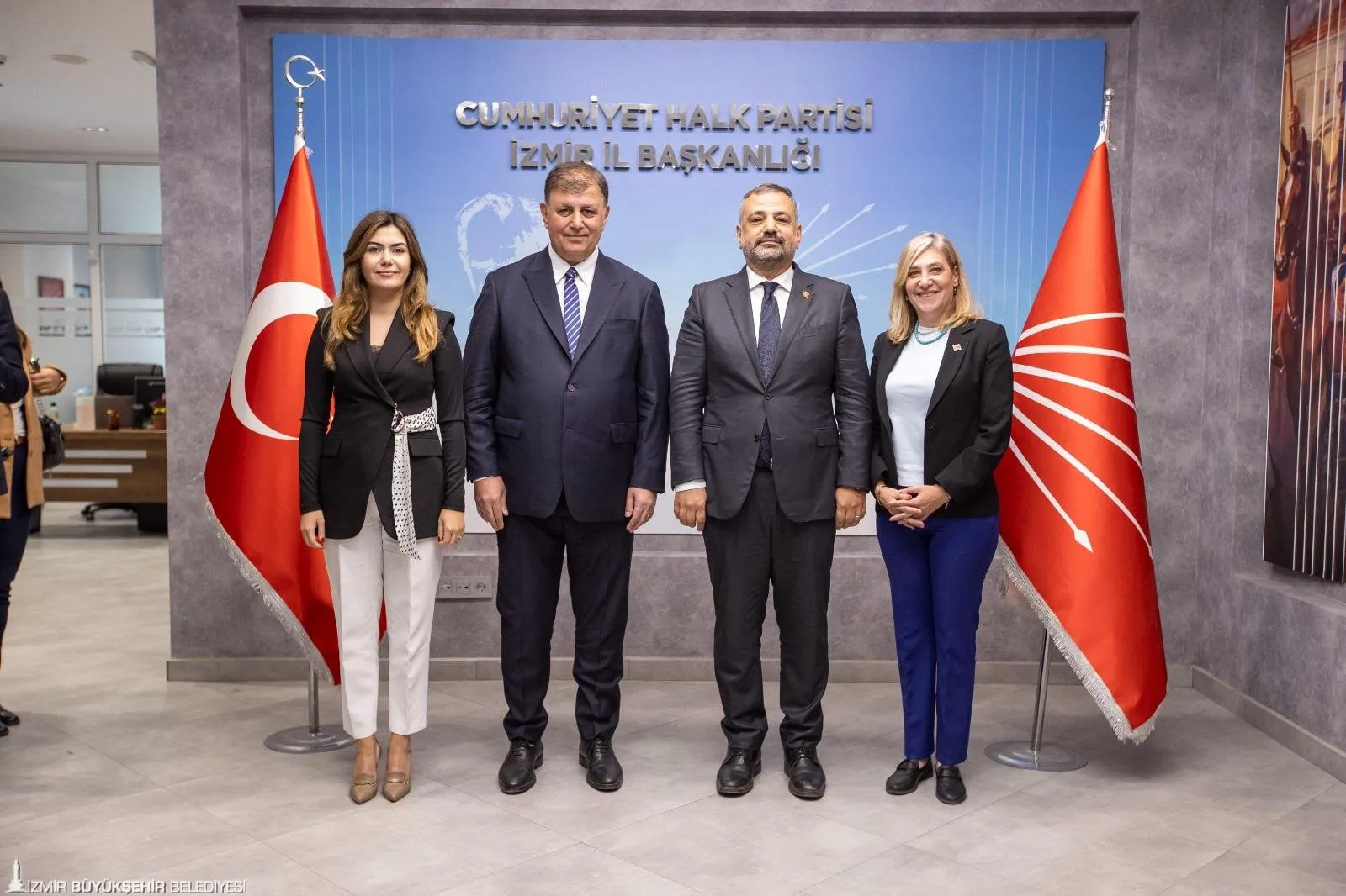 İzmir Büyükşehir Belediye Başkanı Cemil Tugay, CHP İzmir İl Başkanı Aslanoğlu ile bir araya geldi. Tugay, Esenyurt'taki kayyum atamasına tepki göstererek mücadelelerinin süreceğini vurguladı.