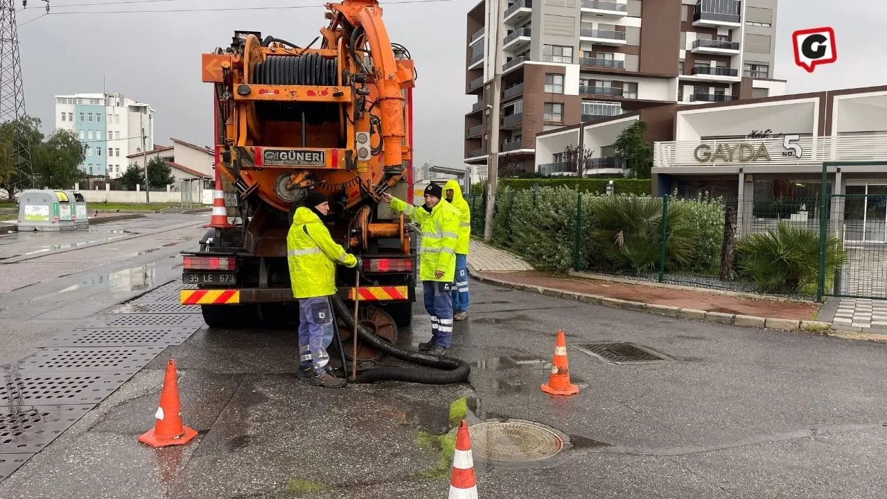 İzmir Büyükşehir Belediyesi Ekipleri Yağışla Mücadeleye Devam Ediyor