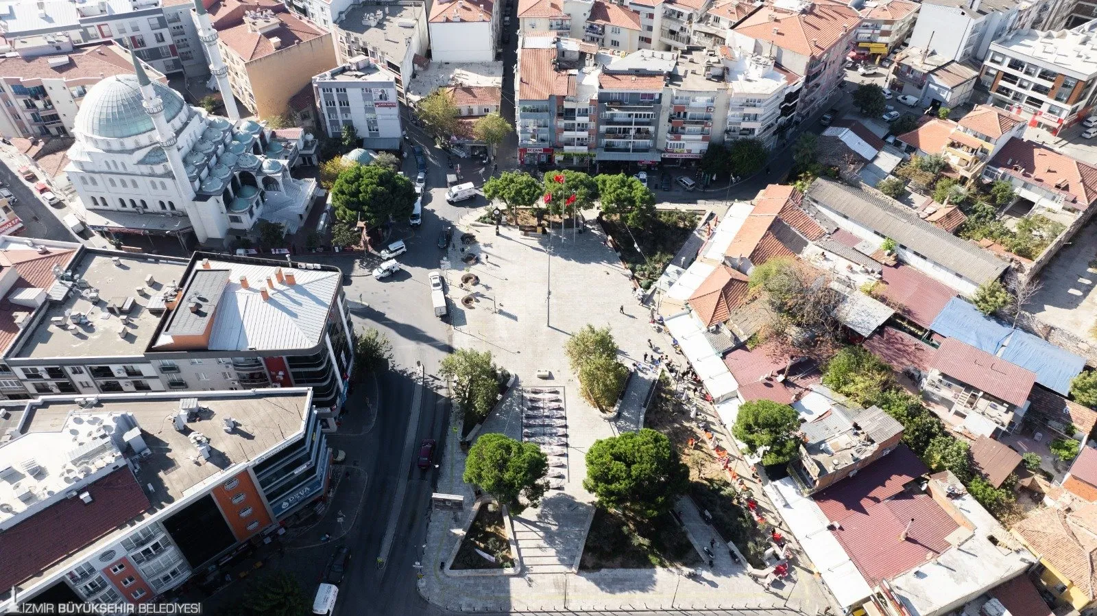 İzmir Büyükşehir Belediyesi, Gaziemir'in sembolü olan Abdullah Arda Meydanı'nı baştan aşağı yenileyerek vatandaşlara modern ve estetik bir yaşam alanı sundu.