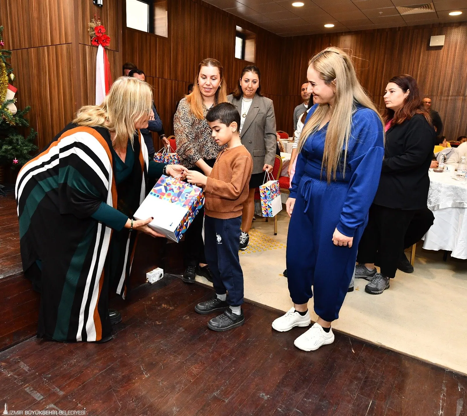 İzmir Büyükşehir Belediyesi, diyabetli çocukların ve ailelerinin yaşamlarını kolaylaştırmak amacıyla hayata geçirdiği proje kapsamında sensörlü şeker ölçüm cihazları dağıttı. 