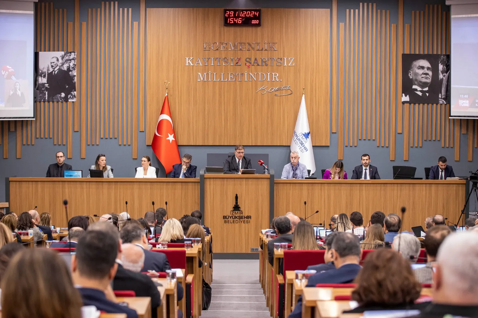 İzmir Büyükşehir Belediyesi’nin 91,3 milyar TL’lik 2025 bütçesi oy çokluğuyla kabul edildi. Başkan Tugay, tasarruf ve öncelikli projelere odaklanacaklarını vurguladı.