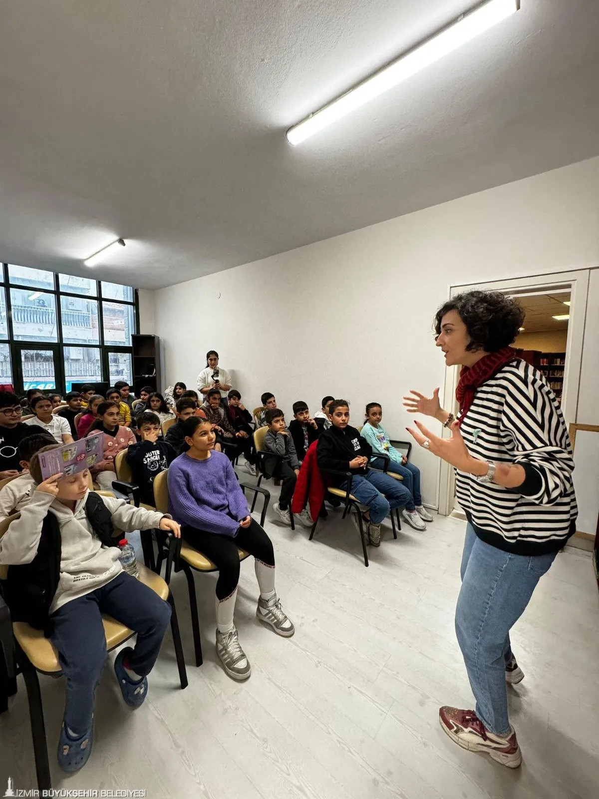 İzmir Büyükşehir Belediyesi, 20 Kasım Dünya Çocuk Hakları Günü kapsamında Buca Yahya Kemal Beyatlı Kütüphanesi'nde düzenlediği masal atölyesiyle çocukların hayal dünyasına yolculuk etmelerini sağladı.