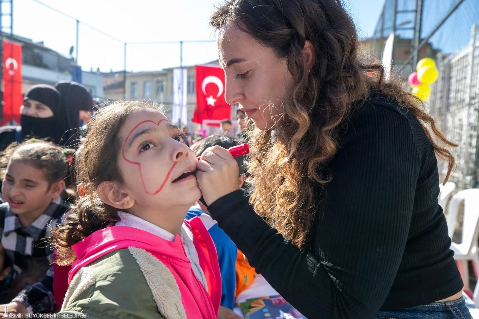 İzmir Büyükşehir Belediyesi, Basmane Pazaryeri Mahallesi'nde düzenlediği çocuk şenliği ile renkli etkinliklere imza attı. Çocuklar eğlenirken, aileler de bu sosyal projeden memnun kaldı.