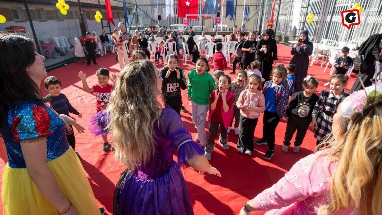 İzmir’de Dezavantajlı Mahallede Çocuk Şenliği Keyfi