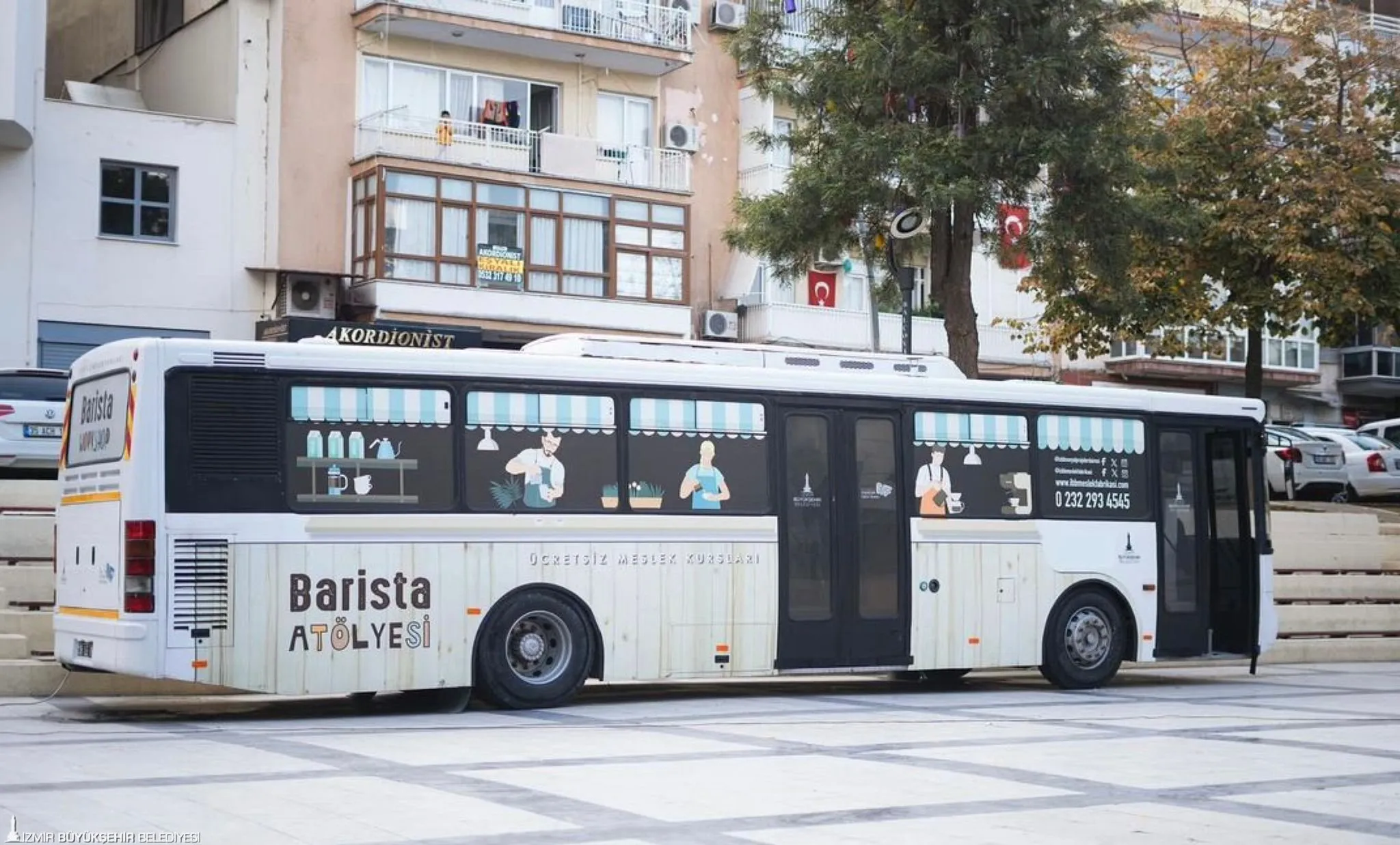 İzmir Büyükşehir Belediyesi, gençlerin istihdama katılımını artırmak amacıyla başlattığı Mobil Barista Otobüsü projesiyle gençlere ücretsiz barista eğitimi veriyor.