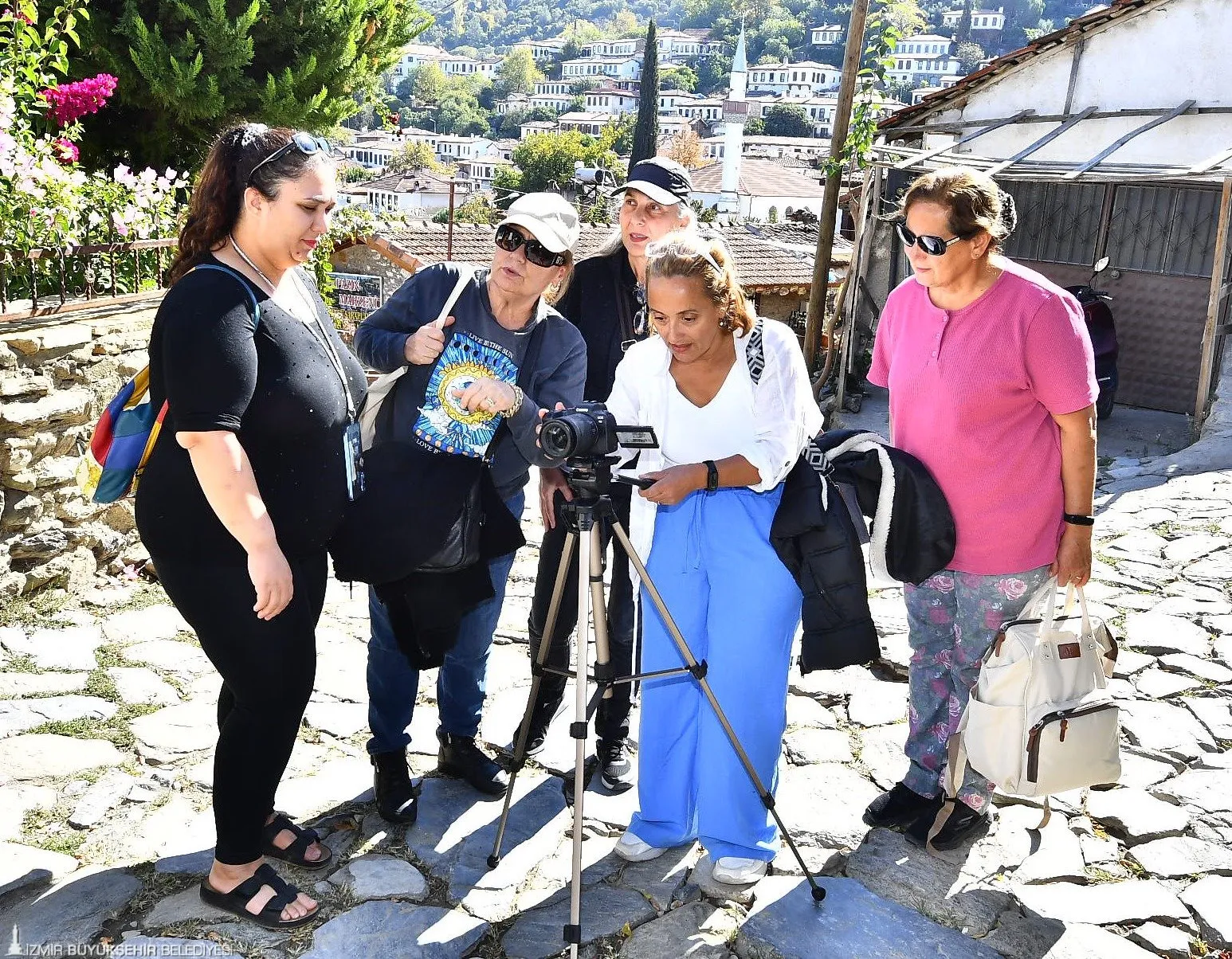 İzmir Büyükşehir Belediyesi'nin kadınlara özel sinema atölyesiyle hayat bulan bir proje, kadınların sinemaya olan ilgisini artırıyor. 