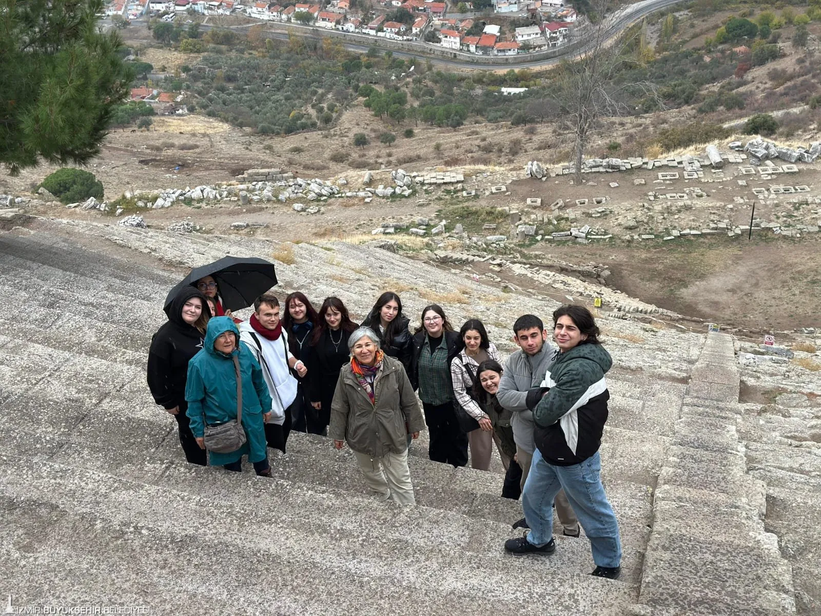 İzmir Büyükşehir Belediyesi'nin "Kitaplarla Yolculuk" projesi kapsamında gençler, Ahmet Ümit'in "Kayıp Tanrılar Ülkesi" kitabını okuduktan sonra Bergama Antik Kenti'ni ziyaret etti.