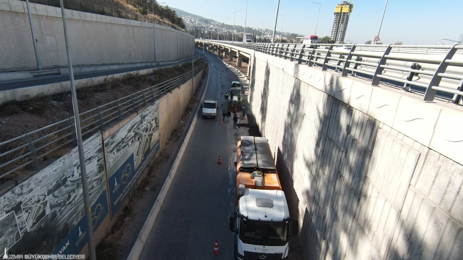 İzmir Büyükşehir Belediyesi, Işıkkent’teki otobüs terminalinin çevresinde peyzaj çalışması başlatarak, estetik ve yeşil alanlar oluşturuyor. Proje, yıl sonuna kadar tamamlanacak.