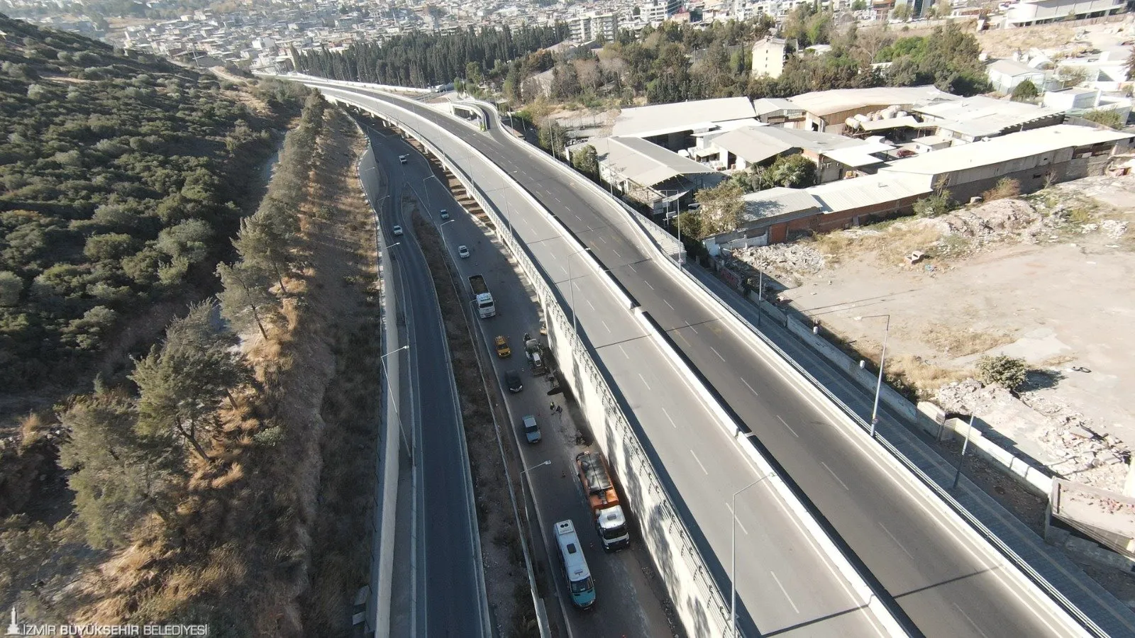 İzmir Büyükşehir Belediyesi, Işıkkent’teki otobüs terminalinin çevresinde peyzaj çalışması başlatarak, estetik ve yeşil alanlar oluşturuyor. Proje, yıl sonuna kadar tamamlanacak.