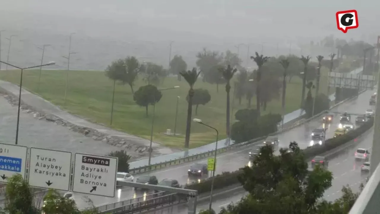 İzmir'de Sağanak Yağış Hayatı Olumsuz Etkiledi, Trafikte Aksamalar Yaşandı