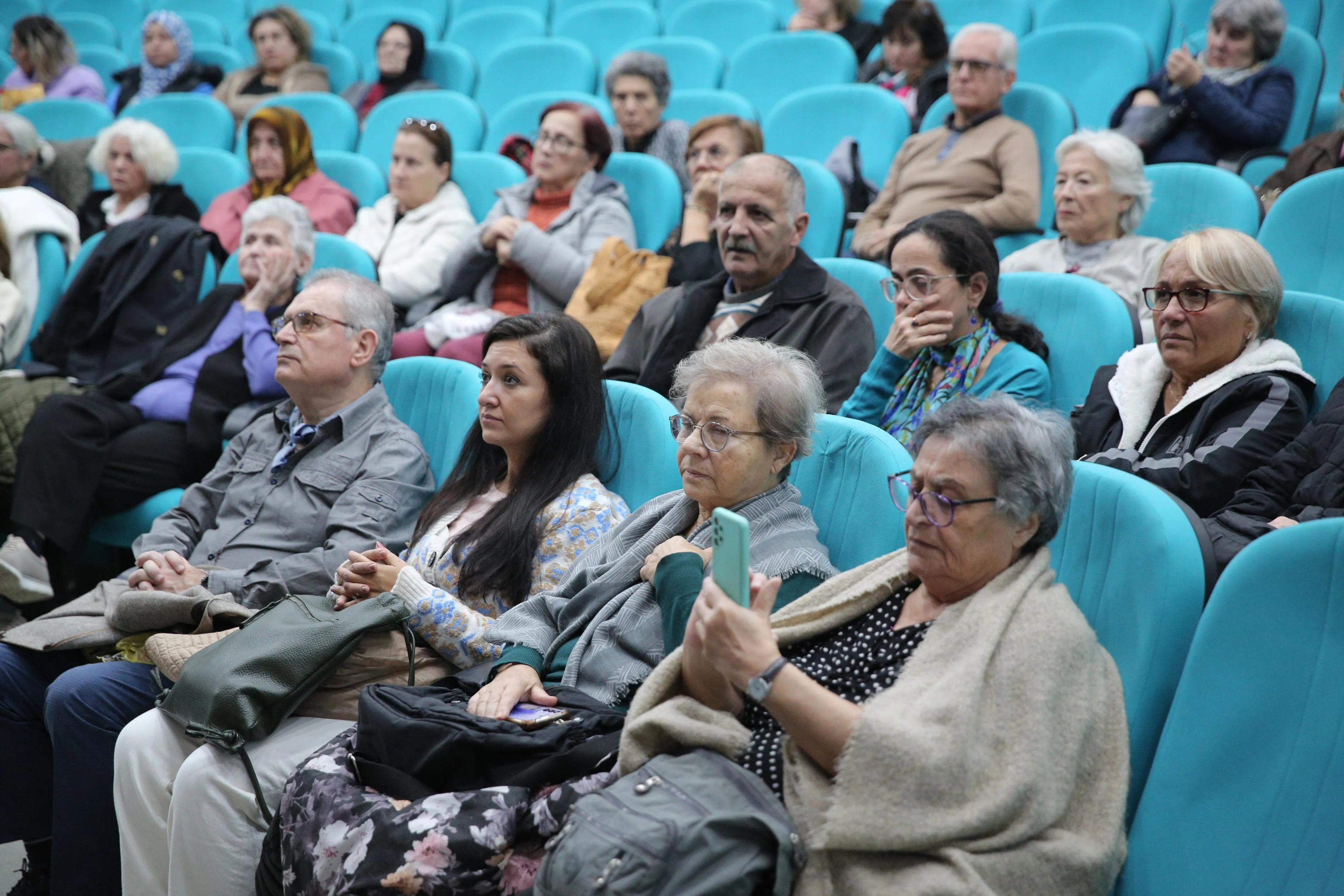 İzmir'de yaşlıların daha iyi bir yaşam sürmeleri için önemli adımlar atılıyor! Konak Belediyesi'nin düzenlediği seminerde, yaşlı hakları ve politikaları detaylı bir şekilde ele alındı.