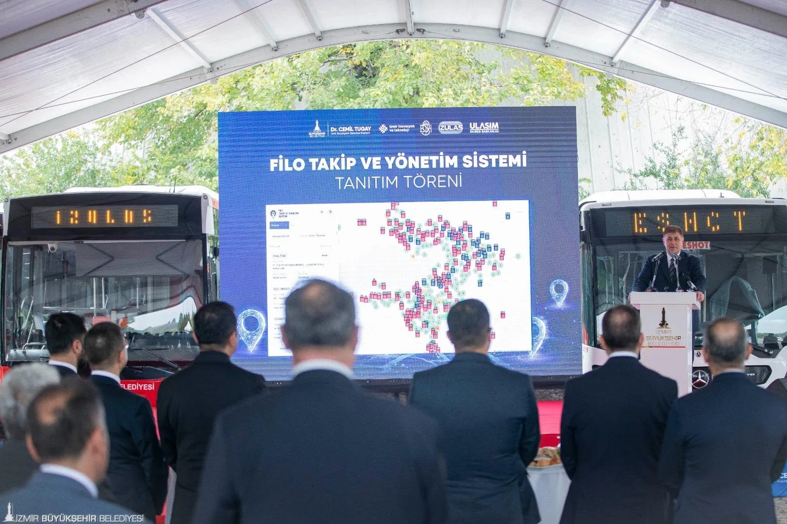 İzmir Büyükşehir Belediyesi, "Filo Takip ve Yönetim Uygulaması" ile ulaşımda verimliliği artırıyor. Başkan Tugay, projeyle İzmir'in kalkınmasına ve ülke bağımsızlığına katkı vurgusu yaptı.