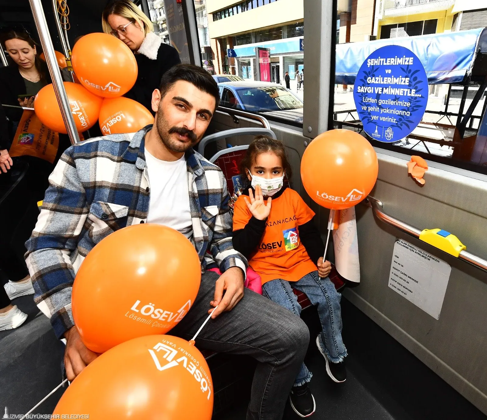 İzmir Büyükşehir Belediyesi ESHOT Genel Müdürlüğü, Lösemili Çocuklar Haftası kapsamında LÖSEV'e özel olarak hazırlanan otobüsle lösemili çocuklara ve ailelerine unutulmaz bir gün yaşattı.