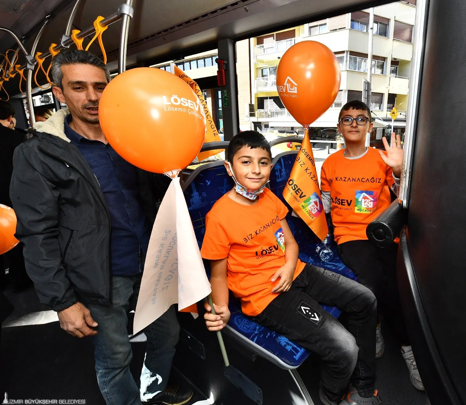 İzmir Büyükşehir Belediyesi ESHOT Genel Müdürlüğü, Lösemili Çocuklar Haftası kapsamında LÖSEV'e özel olarak hazırlanan otobüsle lösemili çocuklara ve ailelerine unutulmaz bir gün yaşattı.