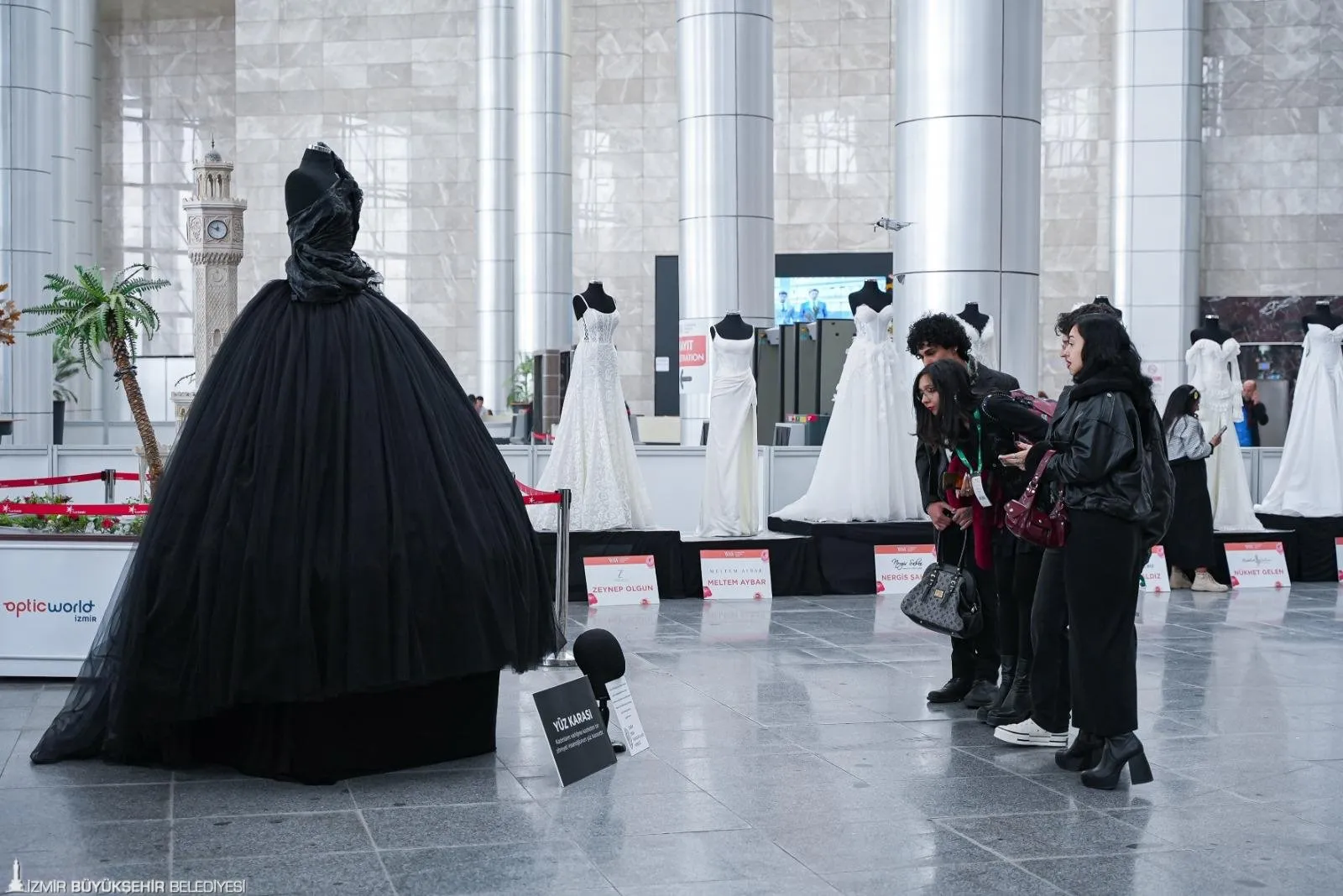 İzmir Moda Tasarımcıları Derneği, IF Wedding Fashion İzmir Fuarı'nda kadına yönelik şiddeti protesto etmek amacıyla tasarladıkları siyah gelinlikle toplumsal farkındalık yaratmayı amaçladı.