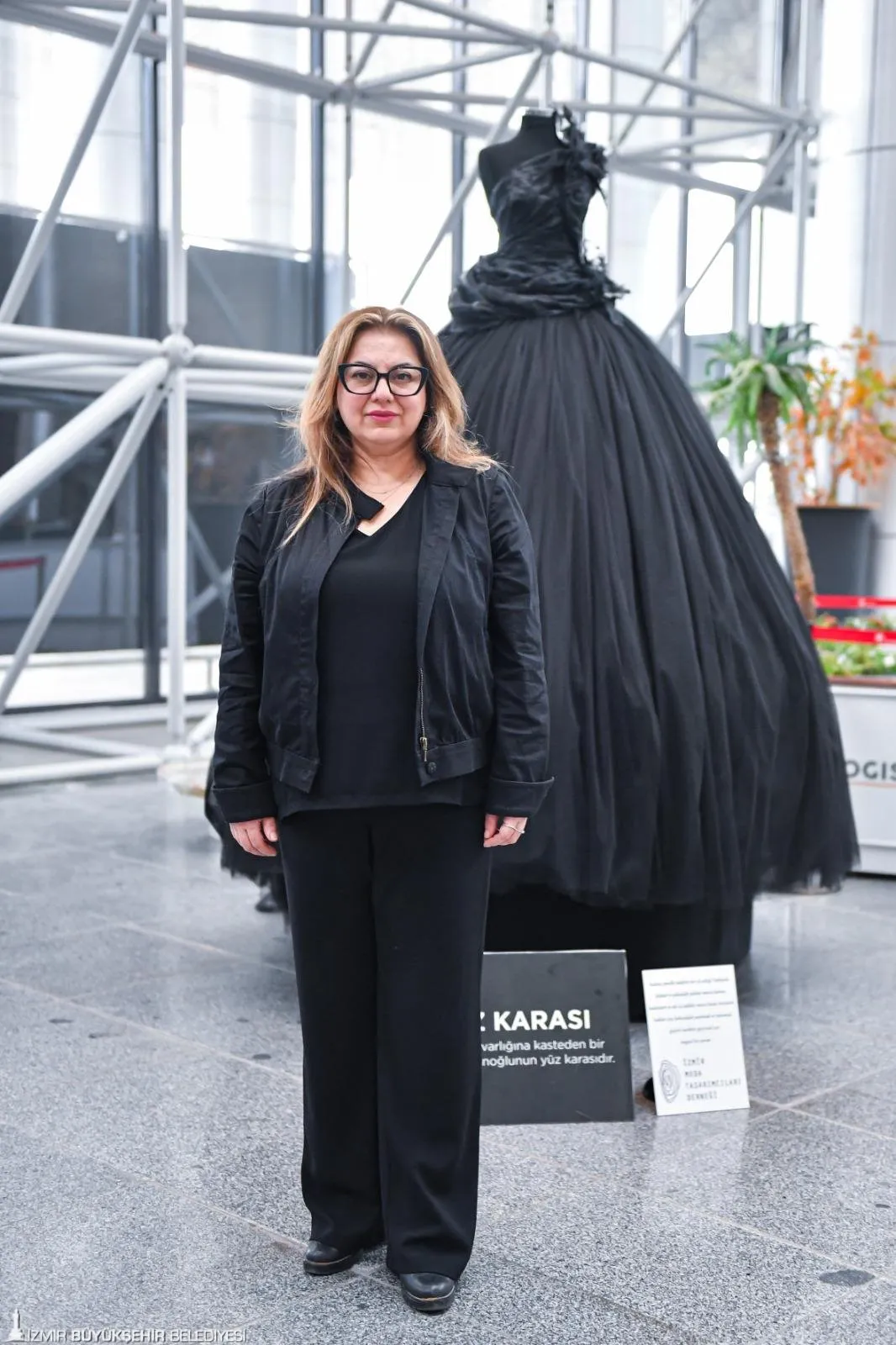 İzmir Moda Tasarımcıları Derneği, IF Wedding Fashion İzmir Fuarı'nda kadına yönelik şiddeti protesto etmek amacıyla tasarladıkları siyah gelinlikle toplumsal farkındalık yaratmayı amaçladı.