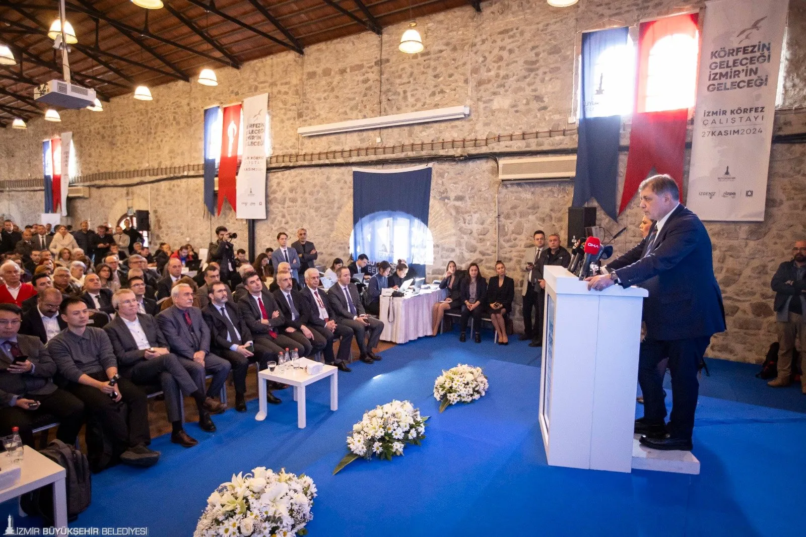 Büyükşehir Belediyesi tarafından düzenlenen "Körfezin Geleceği, İzmir'in Geleceği" başlıklı çalıştayda, İzmir Körfezi'nin sorunlarına kalıcı çözümler bulmak için uluslararası uzmanlar bir araya  geldi