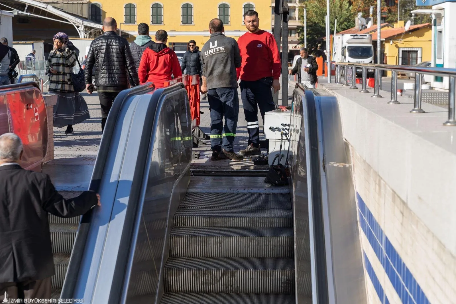 İzmir Metrosu’nda 27 km’lik hattaki yürüyen merdivenler yenilenip güvenli hale getirildi. 194 merdiven ve 84 asansör TMMOB denetiminde bakıma alındı, tüm asansörler faal durumda hizmet veriyor.