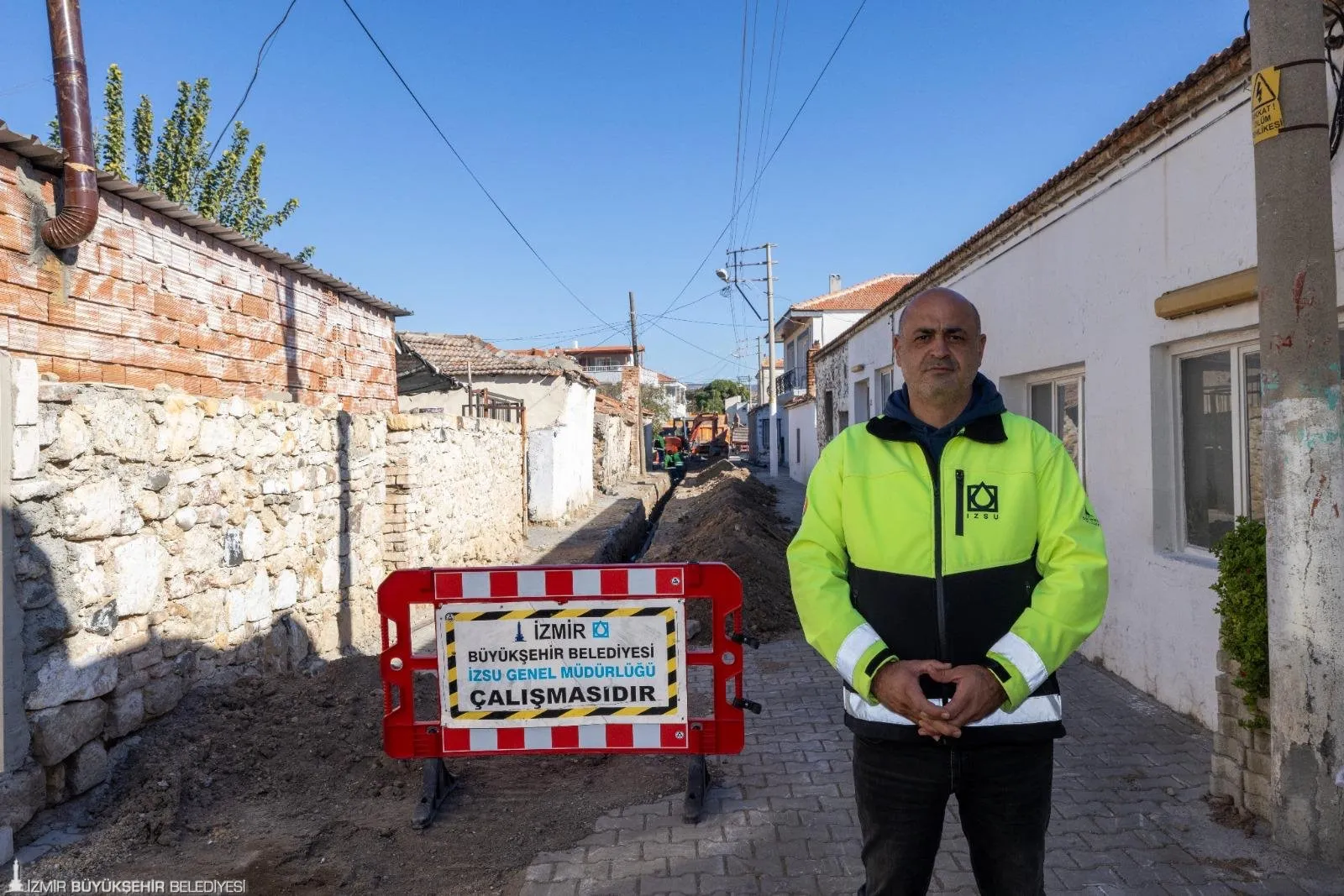 İZSU, Aliağa’nın Şakran Hasbi Efendi Mahallesi’nde 30 yıllık içme suyu hattını 25 milyon liralık yatırımla yeniliyor. Çalışmalar Samurlu, Karaköy, Kapukaya ve Bahçedere mahallelerinde de devam edecek.