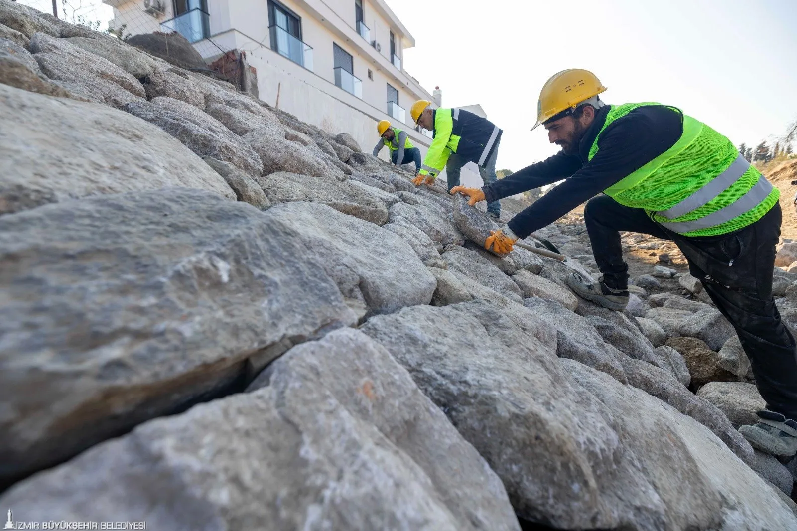 İZSU, Urla ve Seferihisar’daki derelerde taşkınları önlemek için 60 milyon liralık yatırımla ıslah çalışmalarını sürdürüyor. Çalışmalar 2025 Nisan ayında tamamlanacak.