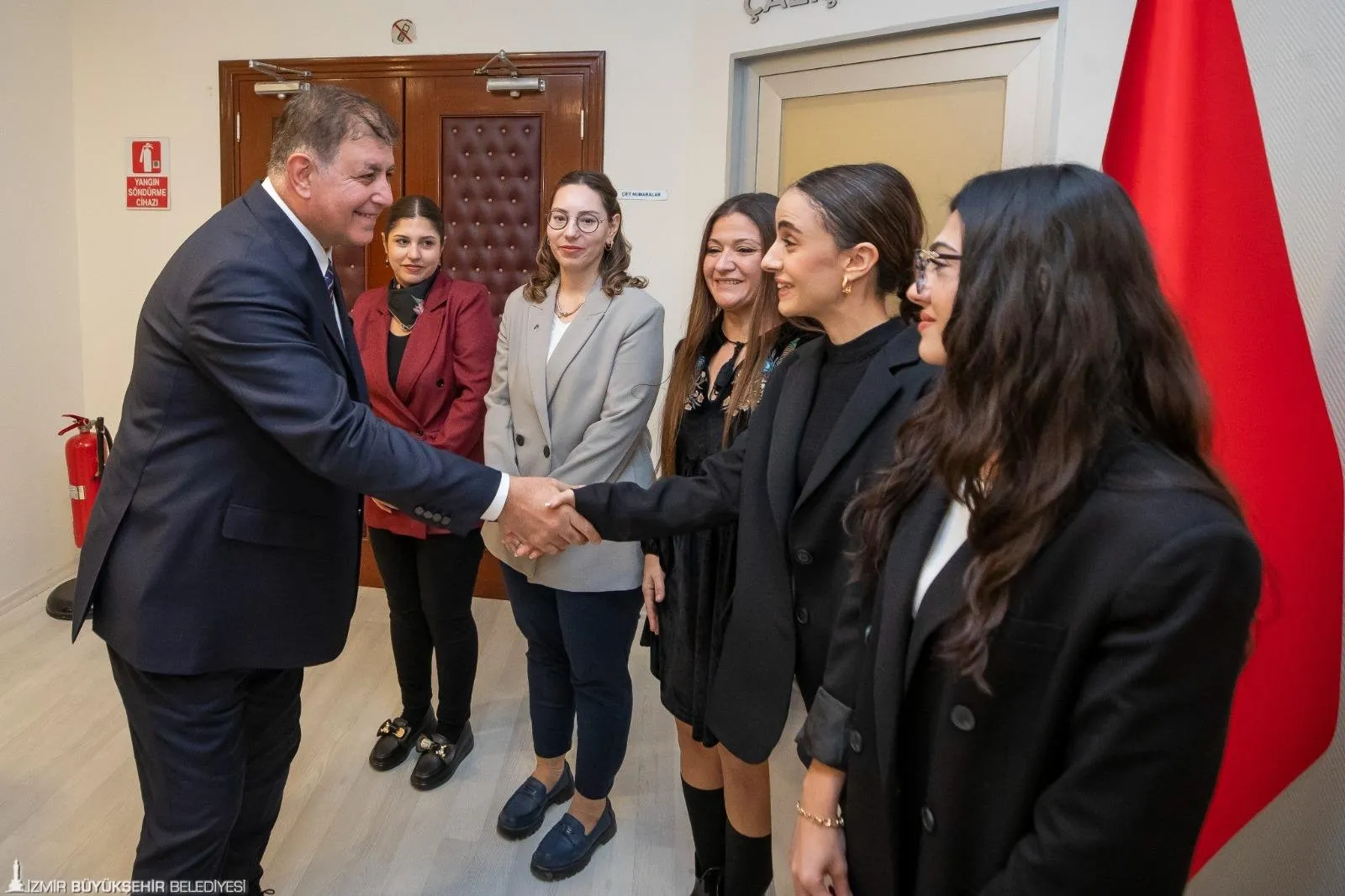 İzmir Büyükşehir Belediyesi'nin teknoloji şirketi İZTEKNOLOJİ, kadın çalışanlarına verdiği değerle öne çıkıyor. "İş'te Eşit Kadın Sertifikası"nı alan şirket, Türkiye'de bir ilke imza attı.