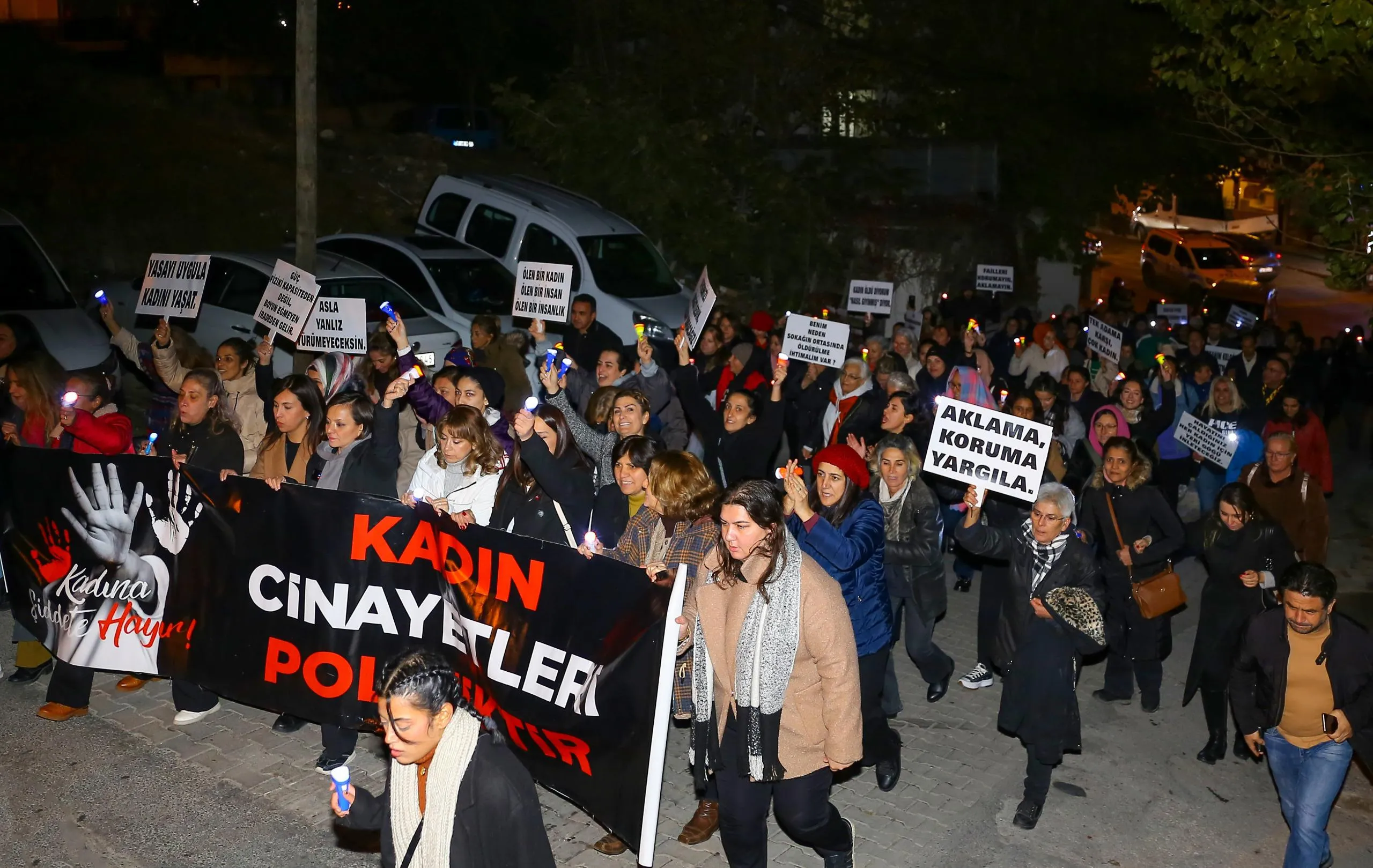 CHP İzmir İl Kadın Kolları'nın düzenlediği etkinlik, Karabağlar'da büyük katılımla gerçekleşti. Kadına yönelik şiddetle mücadele ve İstanbul Sözleşmesi için farkındalık oluşturuldu.