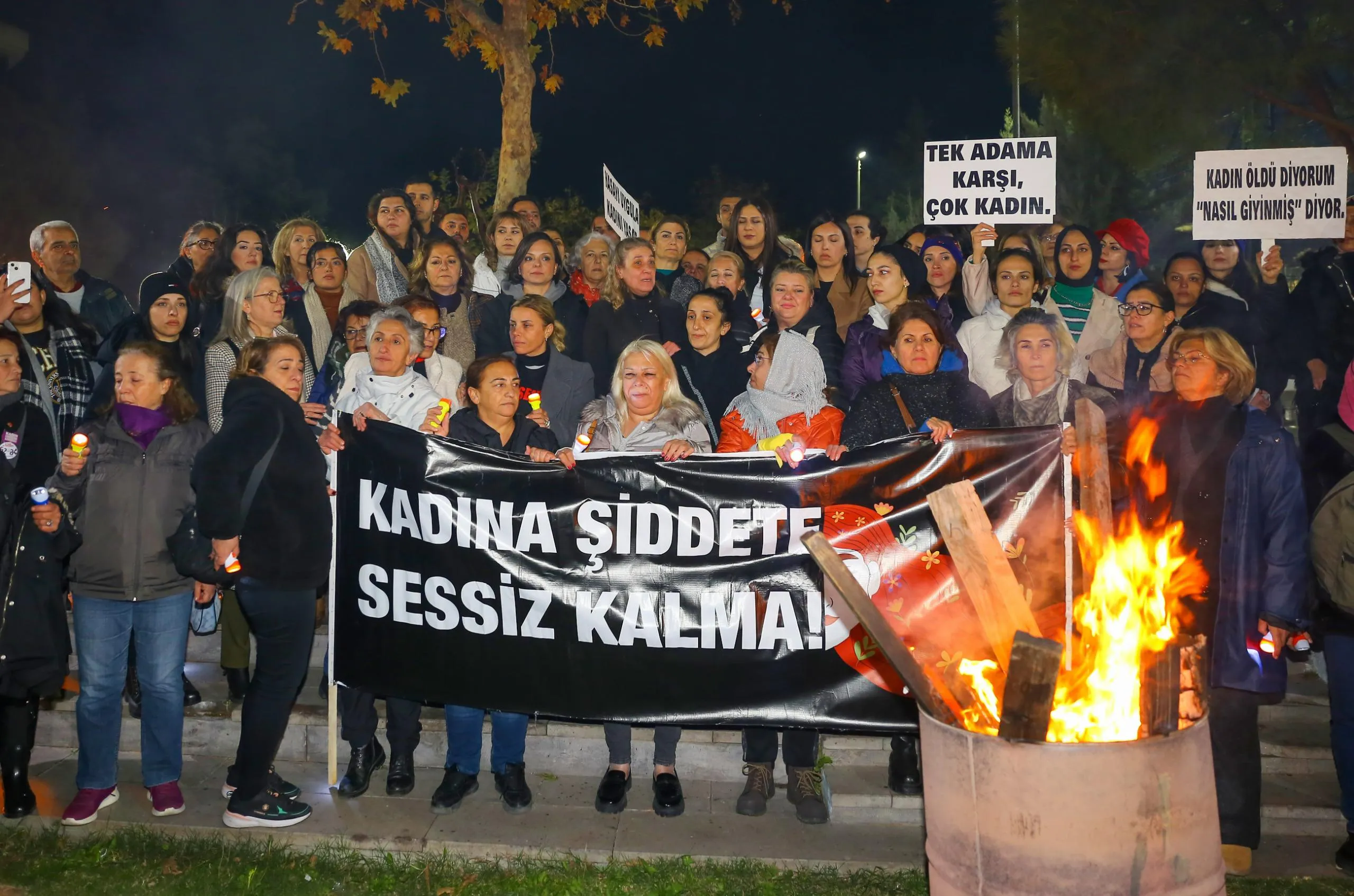 CHP İzmir İl Kadın Kolları'nın düzenlediği etkinlik, Karabağlar'da büyük katılımla gerçekleşti. Kadına yönelik şiddetle mücadele ve İstanbul Sözleşmesi için farkındalık oluşturuldu.